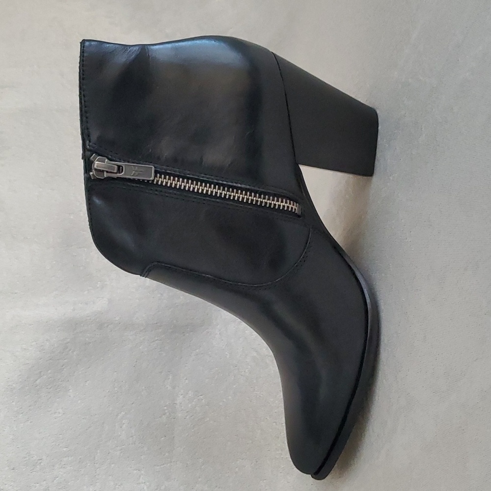 FRYE Jennifer Black Leather Stacked Block Heel Ankle Booties SIZE: 7M - Picture 2 of 9